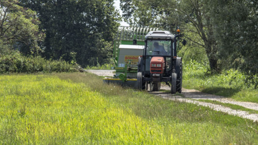 Macchina agricola al lavoro